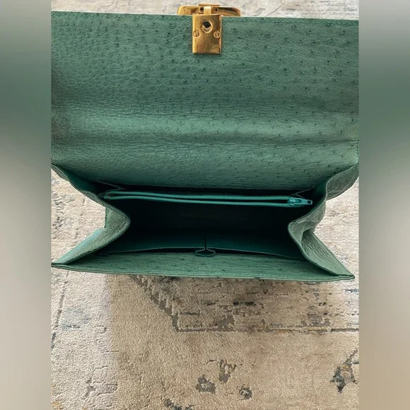 Thrifted green leather purse! Beautiful mid-size bag, perfect for all seasons. - Picture 7 of 7
